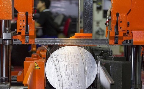 彭市镇立式金属带锯床切削出现跑带故障解决方法！